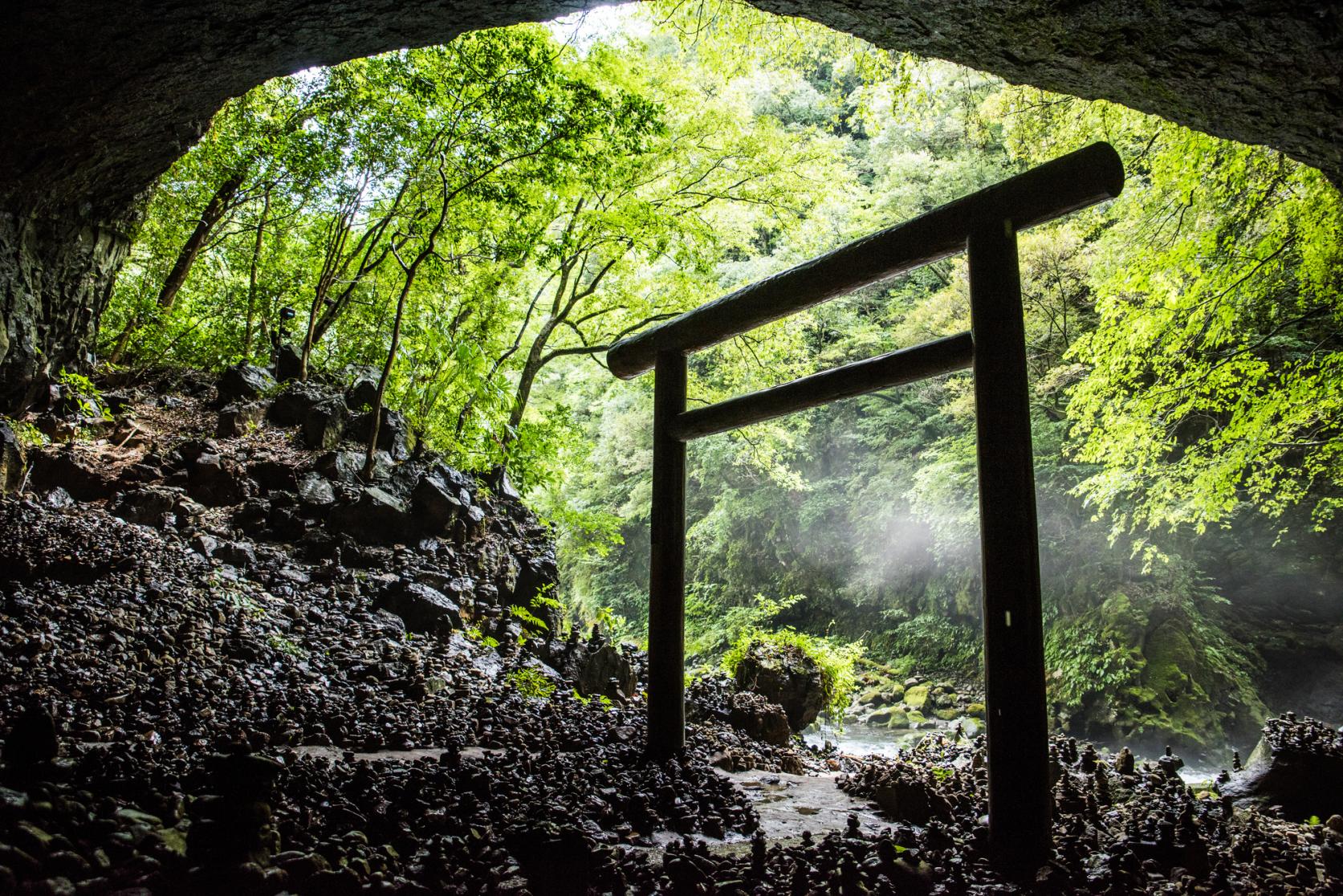 天安河原を思わせる神聖な森と鳥居